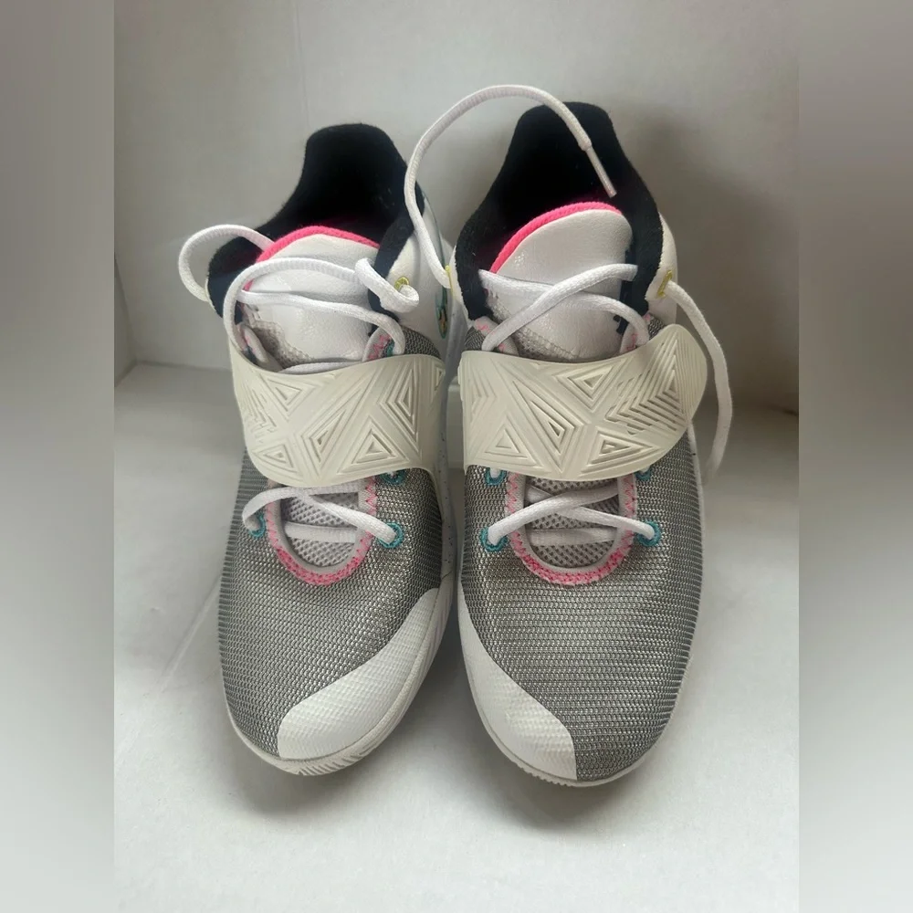 Girls or big girls Nike Kyrie Flytrap 3 South Beach Shoes Basketball Size 6Y